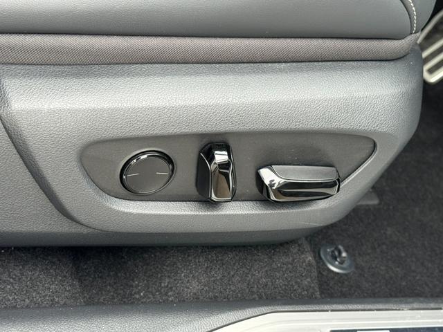 �p���[�V�[�g�́A�d���ŃV�[�g�̈ʒu��p�x���ׂ��������ł���@�\�ŁA���K�ȃh���C�r���O�|�W�V�������ȒP�ɐݒ�ł���̂��ő�̖��́����o�[��蓮����ł͓�����������\�Œ����Ԃ̉^�]�ł����ɂ��Ȃ�܂�