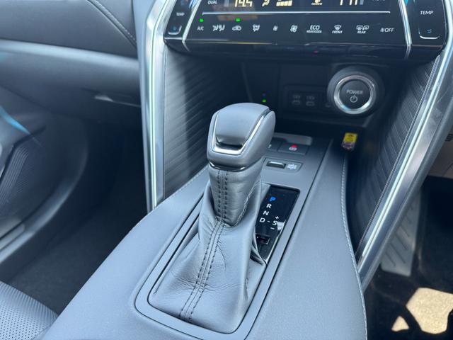 �^�]�Ȃ����ő��삷����̂ŁA�M�A��؂�ւ��邱�ƂŎԂ̑��x�⑖�s�󋵂ɍ��킹�ăG���W���o�͂𒲐����܂��B��Ƀ}�j���A���g�����X�~�b�V�����i�l�s�j�ԂŎg���܂��B�`�s�Ԃł́A�V�t�g���o�[�𑀍삷�邱��