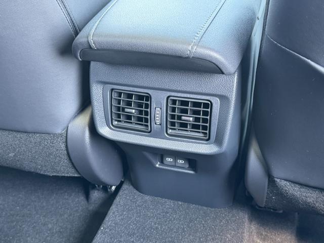 �C���X�g�������g�p�l���i�_�b�V���{�[�h�j�ɐݒu���ꂽ���[�X�y�[�X�̂��Ƃł��B���Ƃ��Ƃ͉^�]�p��܁i�O���[�u�j�����[���邽�߂̂��̂ł������A���݂͎Ԍ��؂⎩���ӕی��؂Ȃǂ̏��ނ����[����̂Ɏg���܂��I