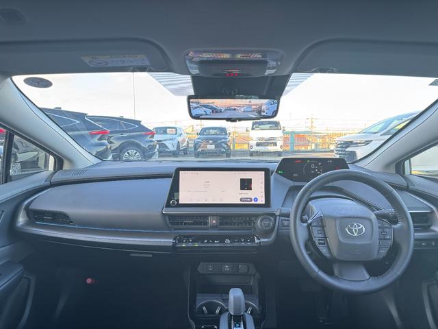 プリウス Ｚ　デジタルインナーミラー　パノラミックビューモニター　ＢＳＭ　１２．３型ナビ　フルセグＴＶ　ＡＣ１００Ｖ　ＥＴＣ２．０　パワーバックドア　ステアリングヒータ　シートヒーター＆クーラー　アドバンスドパーク（3枚目）