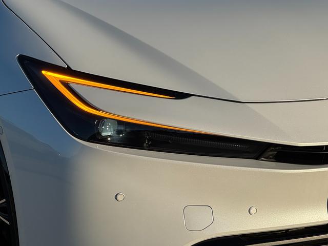 プリウス Ｚ　デジタルインナーミラー　パノラミックビューモニター　ＢＳＭ　１２．３型ナビ　フルセグＴＶ　ＡＣ１００Ｖ　ＥＴＣ２．０　パワーバックドア　ステアリングヒータ　シートヒーター＆クーラー　アドバンスドパーク（12枚目）