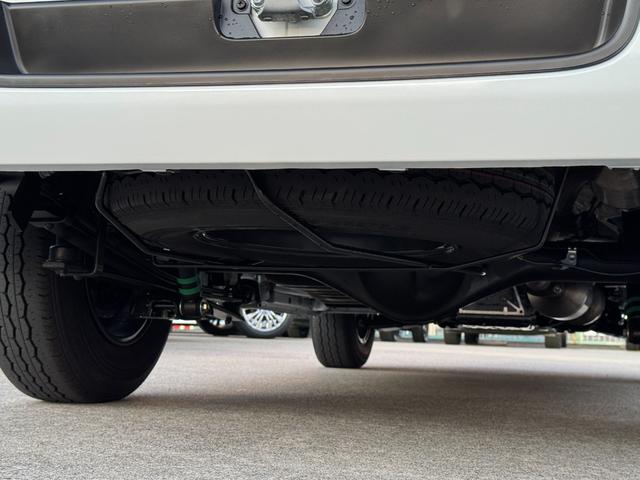 ハイエースバン ロングスーパーＧＬ　ダークプライムＳ　デジタルインナーミラー　パノラミックビューモニター　純正１５ＡＷ　両側パワースライドドア　ＡＣ１００Ｖ電源　スペアタイヤ　ウッド調ステアリング　オートハイビーム　衝突被害軽減システム（7枚目）