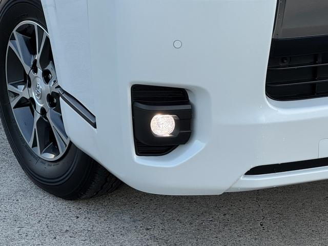 ハイエースバン ロングスーパーＧＬ　ダークプライムＳ　デジタルインナーミラー　パノラミックビューモニター　純正１５ＡＷ　両側パワースライドドア　ＡＣ１００Ｖ電源　スペアタイヤ　ウッド調ステアリング　オートハイビーム　衝突被害軽減システム（13枚目）