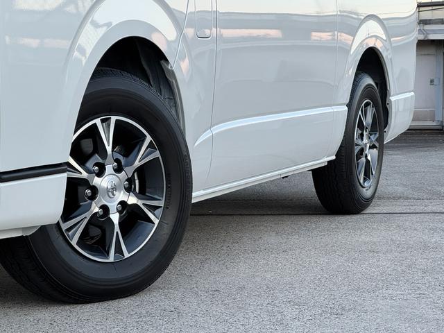 ハイエースバン ロングスーパーＧＬ　ダークプライムＳ　デジタルインナーミラー　パノラミックビューモニター　純正１５ＡＷ　両側パワースライドドア　ＡＣ１００Ｖ電源　スペアタイヤ　ウッド調ステアリング　オートハイビーム　衝突被害軽減システム（18枚目）