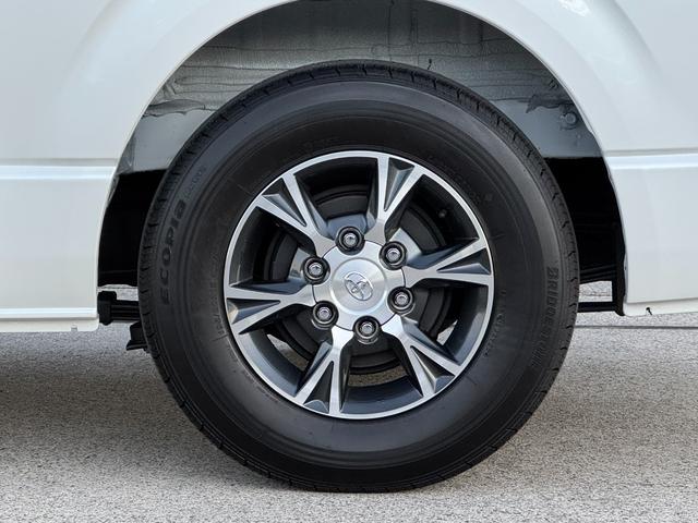 ハイエースバン ロングスーパーＧＬ　ダークプライムＳ　デジタルインナーミラー　パノラミックビューモニター　純正１５ＡＷ　両側パワースライドドア　ＡＣ１００Ｖ電源　スペアタイヤ　ウッド調ステアリング　オートハイビーム　衝突被害軽減システム（20枚目）