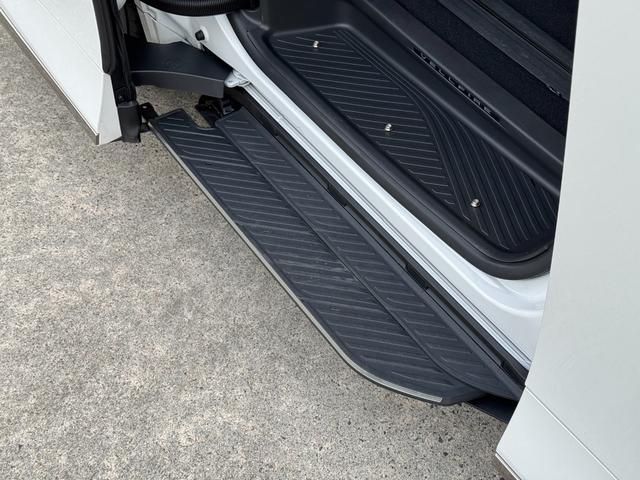 ヴェルファイアハイブリッド Ｚ　プレミア　左右独立ルーフ　デジタルインナーミラ　寒冷地仕様　ユニバーサルステップ　全周囲カメラ　三眼ＬＥＤヘッド　ＥＴＣ　ＢＳＭ　ＨＵＤ　レーダークルーズコントロール　パワーバックドア　１４型ナビ　フルセグＴＶ（4枚目）