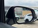 【ブラインドスポットモニター】ミラーに映らない死角に車両がいる場合、サイドミラーに設置されたマーカーが光って危険をお知らせします!他にも安全装置が多数装備されたおりますので、是非ご来店くださいませ!
