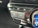 運転席から手で操作するもので、ギアを切り替えることで車の速度や走行状況に合わせてエンジン出力を調整します。主にマニュアルトランスミッション(MT)車で使われます。AT車では、シフトレバーを操作すること