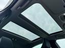 【ガラスルーフ】開放感たっぷりのガラスルーフが装着されています!車内に明かりを取り入れたり景色を楽しむのに、最適です!また、車内には遮光シェードが装備されておりますので、夏の暑い日でも快適に使えます!