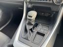 運転席から手で操作するもので、ギアを切り替えることで車の速度や走行状況に合わせてエンジン出力を調整します。主にマニュアルトランスミッション(MT)車で使われます。AT車では、シフトレバーを操作すること