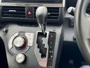 運転席から手で操作するもので、ギアを切り替えることで車の速度や走行状況に合わせてエンジン出力を調整します。主にマニュアルトランスミッション(MT)車で使われます。AT車では、シフトレバーを操作するここ