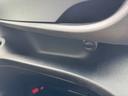 インストルメントパネル(ダッシュボード)に設置された収納スペースのことです。もともとは運転用手袋(グローブ)を収納するためのものでしたが、現在は車検証や自賠責保険証などの書類を収納するのに使われます!