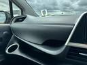 インストルメントパネル(ダッシュボード)に設置された収納スペースのことです。もともとは運転用手袋(グローブ)を収納するためのものでしたが、現在は車検証や自賠責保険証などの書類を収納するのに使われます!