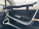 インストルメントパネル(ダッシュボード)に設置された収納スペースのことです。もともとは運転用手袋(グローブ)を収納するためのものでしたが、現在は車検証や自賠責保険証などの書類を収納するのに使われます!