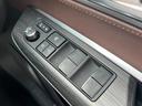 【パワーウィンドウ】全席オートパワーウィンドウを装備しております!一度ボタンを押し込むだけで、前回まで開閉が可能ですので、とっても便利な機能です!夜間はスイッチの部分が光りますので視認性もございます!
