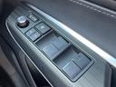 【パワーウィンドウ】全席オートパワーウィンドウを装備しております!一度ボタンを押し込むだけで、前回まで開閉が可能ですので、とっても便利な機能です!夜間はスイッチの部分が光りますので視認性もございます!