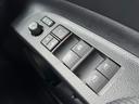 【パワーウィンドウ】全席オートパワーウィンドウを装備しております!一度ボタンを押し込むだけで、前回まで開閉が可能ですので、とっても便利な機能です!夜間はスイッチの部分が光りますので視認性もございます!