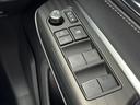 【パワーウィンドウ】全席オートパワーウィンドウを装備しております!一度ボタンを押し込むだけで、前回まで開閉が可能ですので、とっても便利な機能です!夜間はスイッチの部分が光りますので視認性もございます!