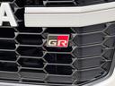 【ＧＲグリル】ランクル３００のＧＲグリルはトヨタＧＲスポーツ専用デザインで、力強くスポーティな印象を与えるフロントフェイス。ブラックメッシュと大型エンブレムが特徴です。ＧＲならではのかっこよいです！！