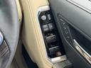 【パワーウィンドウ】全席オートパワーウィンドウを装備しております！一度ボタンを押し込むだけで、前回まで開閉が可能ですので、とっても便利な機能です！夜間はスイッチの部分が光りますので視認性もございます！