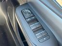 【パワーウィンドウ】全席オートパワーウィンドウを装備しております!一度ボタンを押し込むだけで、前回まで開閉が可能ですので、とっても便利な機能です!夜間はスイッチの部分が光りますので視認性もございます!