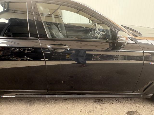 ７シリーズ ７５０ｉ　Ｍスポーツ　Ｖ８ツインターボ／黒革（12枚目）