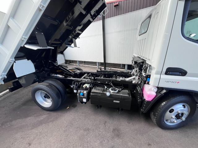 キャンター 　カスタムグレード／極東ボディー／３ｔ積載バックカメラ／スマートキー／登録済み未使用車／純正メッキパーツ（12枚目）