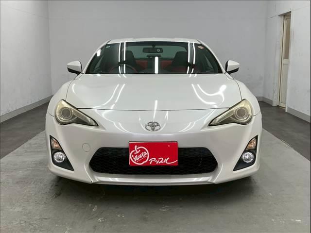 ８６ ＧＴリミテッド　ユーザー買取車両　ＴＲＤ４本出しマフラー　純正１７インチアルミホイール　社外ナビ　フルセグＴＶ　Ｂｌｕｅｔｏｏｔｈ接続可　バックカメラ　リアスポイラー　ＥＴＣ（2枚目）