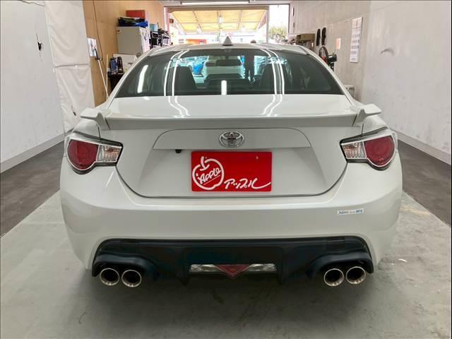 ８６ ＧＴリミテッド　ユーザー買取車両　ＴＲＤ４本出しマフラー　純正１７インチアルミホイール　社外ナビ　フルセグＴＶ　Ｂｌｕｅｔｏｏｔｈ接続可　バックカメラ　リアスポイラー　ＥＴＣ（3枚目）