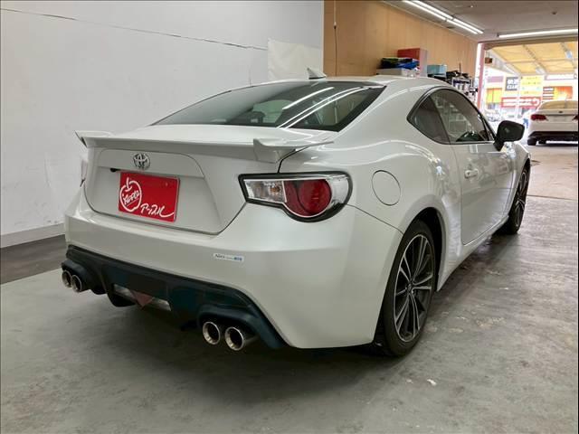 ８６ ＧＴリミテッド　ユーザー買取車両　ＴＲＤ４本出しマフラー　純正１７インチアルミホイール　社外ナビ　フルセグＴＶ　Ｂｌｕｅｔｏｏｔｈ接続可　バックカメラ　リアスポイラー　ＥＴＣ（10枚目）