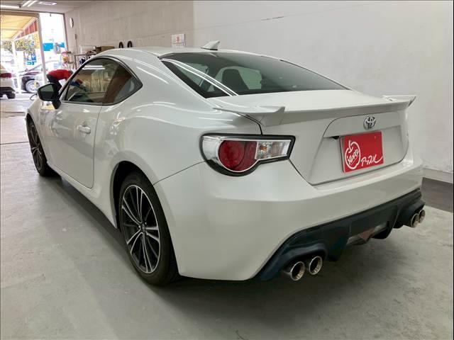 ８６ ＧＴリミテッド　ユーザー買取車両　ＴＲＤ４本出しマフラー　純正１７インチアルミホイール　社外ナビ　フルセグＴＶ　Ｂｌｕｅｔｏｏｔｈ接続可　バックカメラ　リアスポイラー　ＥＴＣ（11枚目）