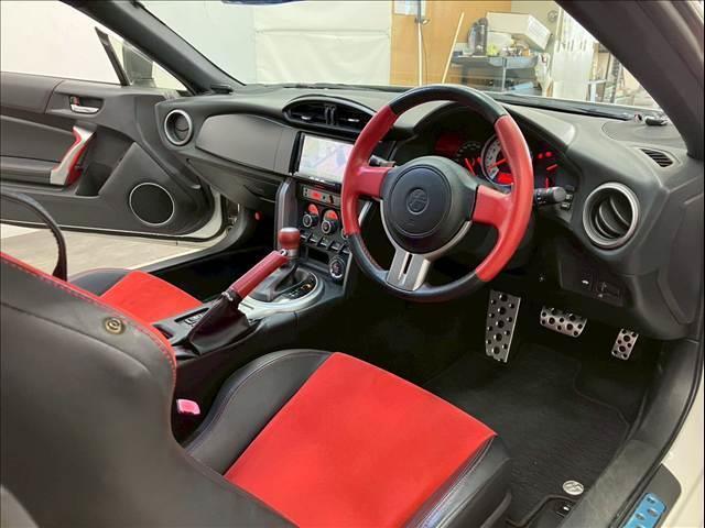 ８６ ＧＴリミテッド　ユーザー買取車両　ＴＲＤ４本出しマフラー　純正１７インチアルミホイール　社外ナビ　フルセグＴＶ　Ｂｌｕｅｔｏｏｔｈ接続可　バックカメラ　リアスポイラー　ＥＴＣ（13枚目）