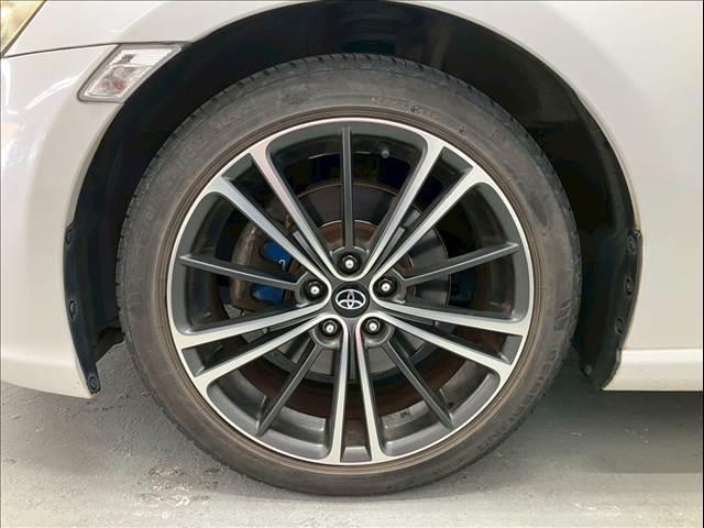 ８６ ＧＴリミテッド　ユーザー買取車両　ＴＲＤ４本出しマフラー　純正１７インチアルミホイール　社外ナビ　フルセグＴＶ　Ｂｌｕｅｔｏｏｔｈ接続可　バックカメラ　リアスポイラー　ＥＴＣ（23枚目）