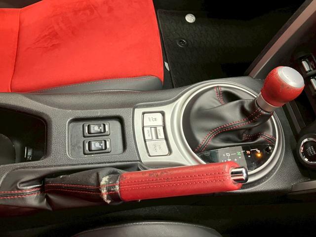 ８６ ＧＴリミテッド　ユーザー買取車両　ＴＲＤ４本出しマフラー　純正１７インチアルミホイール　社外ナビ　フルセグＴＶ　Ｂｌｕｅｔｏｏｔｈ接続可　バックカメラ　リアスポイラー　ＥＴＣ（32枚目）