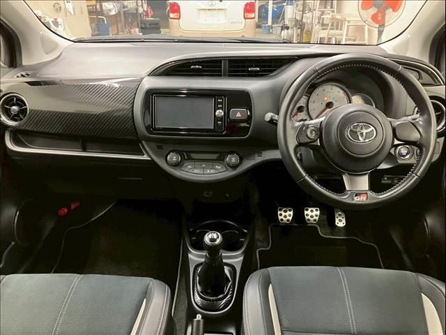 ヴィッツ GR SPORT “GR” 衝突被害軽減ブレーキ 純正17インチアルミホイール 純正ナビ フルセグTV Bluetooth接続可 バックカメラ オートハイビーム レーンキープアシスト LEDヘッドライト オートライト ETC(4枚目)