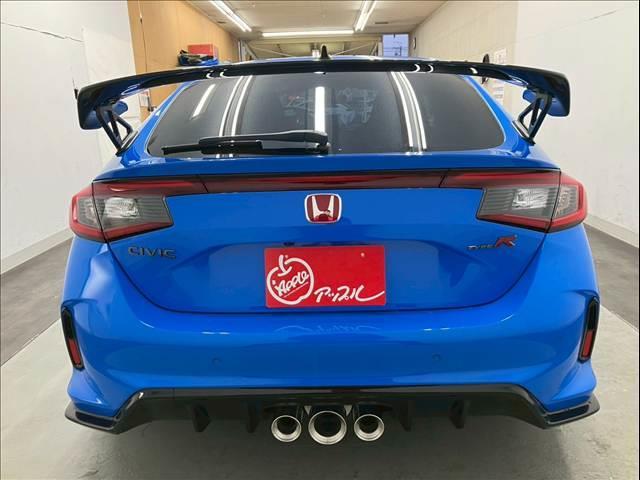 シビック タイプR レーシングブラックパッケージ 衝突被害軽減ブレーキ 6速MT 純正19インチアルミホイール 純正ナビ Bluetooth接続可 バックカメラ レーンキープアシスト ブラインドスポットモニター クリアランスソナー ワイヤレス充電(3枚目)