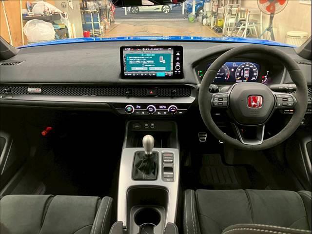 シビック タイプR レーシングブラックパッケージ 衝突被害軽減ブレーキ 6速MT 純正19インチアルミホイール 純正ナビ Bluetooth接続可 バックカメラ レーンキープアシスト ブラインドスポットモニター クリアランスソナー ワイヤレス充電(4枚目)