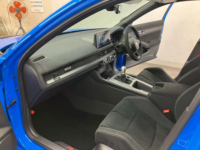 シビック タイプR レーシングブラックパッケージ 衝突被害軽減ブレーキ 6速MT 純正19インチアルミホイール 純正ナビ Bluetooth接続可 バックカメラ レーンキープアシスト ブラインドスポットモニター クリアランスソナー ワイヤレス充電(30枚目)