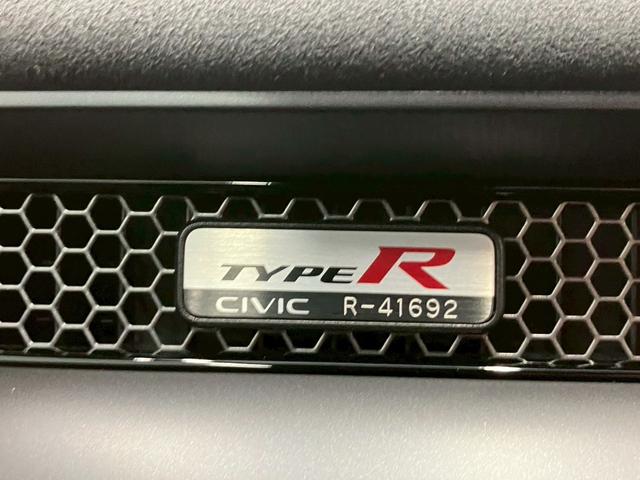 シビック タイプR レーシングブラックパッケージ 衝突被害軽減ブレーキ 6速MT 純正19インチアルミホイール 純正ナビ Bluetooth接続可 バックカメラ レーンキープアシスト ブラインドスポットモニター クリアランスソナー ワイヤレス充電(46枚目)