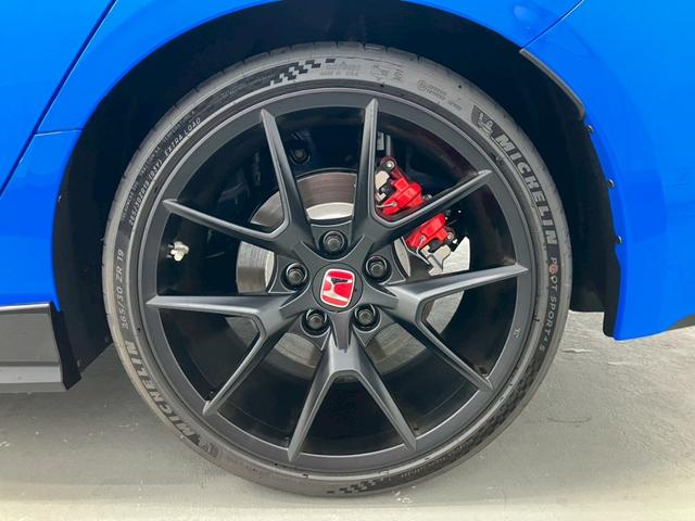 シビック タイプR レーシングブラックパッケージ 衝突被害軽減ブレーキ 6速MT 純正19インチアルミホイール 純正ナビ Bluetooth接続可 バックカメラ レーンキープアシスト ブラインドスポットモニター クリアランスソナー ワイヤレス充電(54枚目)