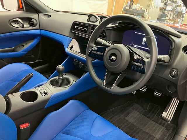 フェアレディＺ バージョンＳＴ　カスタマイズドエディション　ニッサンコネクトナビ　純正１９インチアルミホイール　ＢＯＳＥサウンド　バックカメラ　フードデカール　ボディサイドステッカー　ＬＥＤヘッドライト　スマートキー（14枚目）