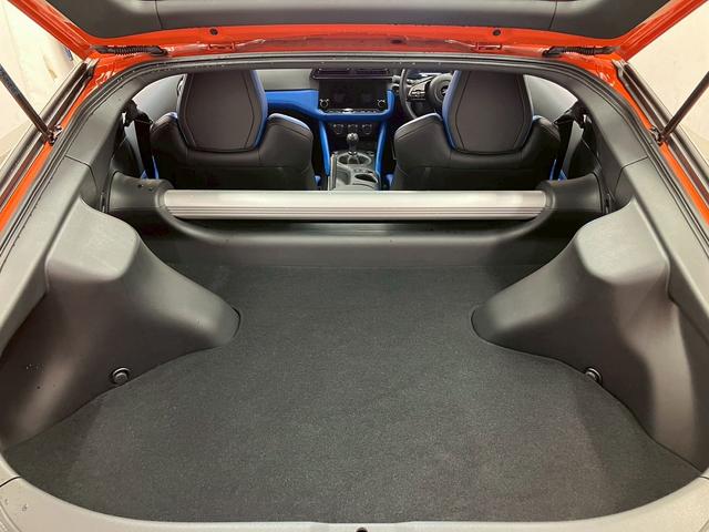 フェアレディＺ バージョンＳＴ　カスタマイズドエディション　ニッサンコネクトナビ　純正１９インチアルミホイール　ＢＯＳＥサウンド　バックカメラ　フードデカール　ボディサイドステッカー　ＬＥＤヘッドライト　スマートキー（15枚目）