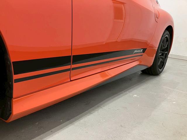 フェアレディＺ バージョンＳＴ　カスタマイズドエディション　ニッサンコネクトナビ　純正１９インチアルミホイール　ＢＯＳＥサウンド　バックカメラ　フードデカール　ボディサイドステッカー　ＬＥＤヘッドライト　スマートキー（42枚目）