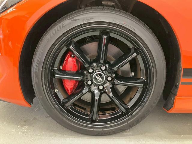 フェアレディＺ バージョンＳＴ　カスタマイズドエディション　ニッサンコネクトナビ　純正１９インチアルミホイール　ＢＯＳＥサウンド　バックカメラ　フードデカール　ボディサイドステッカー　ＬＥＤヘッドライト　スマートキー（46枚目）