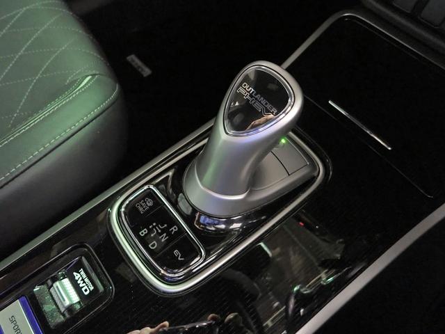 アウトランダーPHEV GプレミアムPKG (QUICK・CHARGE) 4WD e‐Assist 禁煙 純正7.7型SDナビ フルセグTV DVD BT マルチアラウンドM LEDヘッド レーダークルーズC ATハイビーム 黒革シート シートヒーター Pテールゲート 純正18AW(19枚目)