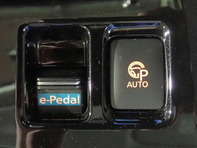 リーフ Ｇ　ＰｒｏＰＩＬＯＴ　エマージェンシーブレーキ　禁煙　純正ＳＤナビ　フルセグＴＶ　ＤＶＤ　ＵＳＢ　ＡＵＸ　ＢＴ　アラウンドビューＭ　インテリキー　ＥＴＣ　ＬＥＤオート　ブラインドスポットＭ　Ｐセンサー　ステア＆シートＨ　ｅ－Ｐｅｄａｌ　純正１７ＡＷ（14枚目）