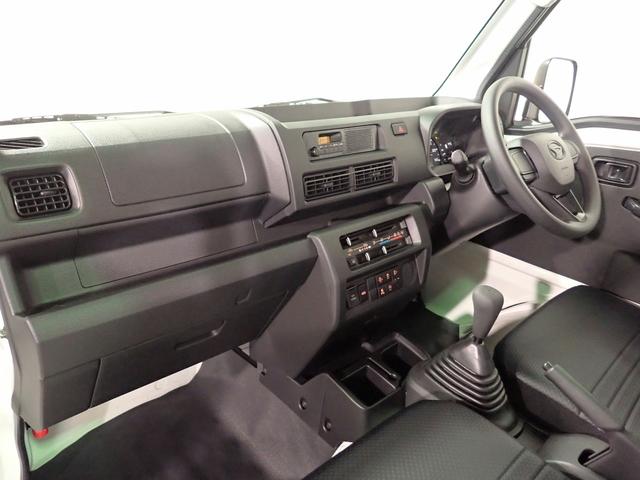 ハイゼットトラック スタンダード スマートアシスト 4WD 5MT 届出済未使用車 純正AM/FM オートライト 衝突回避支援B Pセンサー ATハイビーム クラッチスタートシステム UVカットG LEDリヤコンビ アクセサリーソケット 平シートフック ゲートチェーン(16枚目)