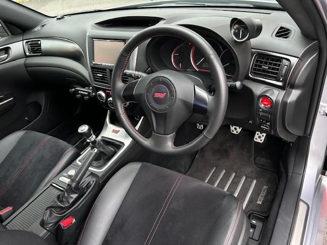 インプレッサ ＷＲＸ　ＳＴＩ　ＳＴＩスポイラー　ＳＴＩマフラー　ＳＴＩタワーバー　純正アルミ　専用シート　社外ナビ　フルセグ　前後ドラレコ　ＥＴＣ（3枚目）