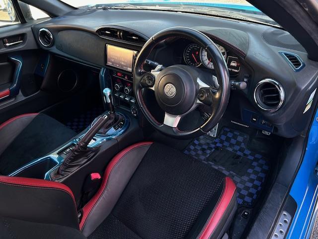 ８６ ＧＴリミテッド　ＴＲＤエアロ　社外マフラー　ＲＥＣＡＲＯ　ｒａｙｓアルミ　純正ナビＴＶ　Ｂカメラ　ＬＥＤ　フォグ　ＥＴＣ（3枚目）