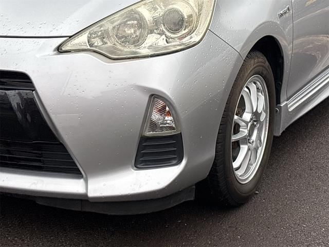 アクア Ｇ　ハイブリッド　ＥＴＣ　純正ナビ　プッシュスタート　オートライトシステム　オーディオ　パワーウィンドウ　パワーステアリング　シルバー（4枚目）